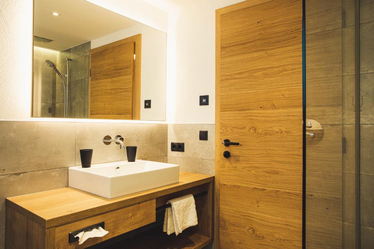 Three-Bedroom Apartment,1033966160:JPEG